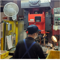 プレス機1台につき扇風機1台設置